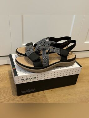 New in Box Flexus Crossbeam Sandal Size 9/40 Black